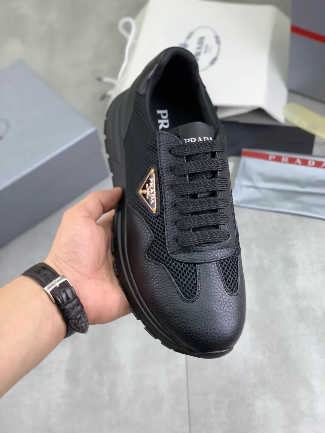 Men's shoes 💰P560💰[New style] popular models are on the official website, 🆘 Trendy brand (Prada) mainly promotes popular models, avant-garde and versatile fashion men's shoes private version mold opening, cowhide surface splicing 1:1.. Fashionable and simple, original imported cowhide lining cowhide feet; the atmosphere and personality are more fashionable, eye-catching and pursuing class. It will subvert the old idea and be a must-have for fashionistas with you! Must keep it for yourself! Tall and comfortable, large and low, high-end quality workmanship. Number of yards: 38-45 4️⃣optional.